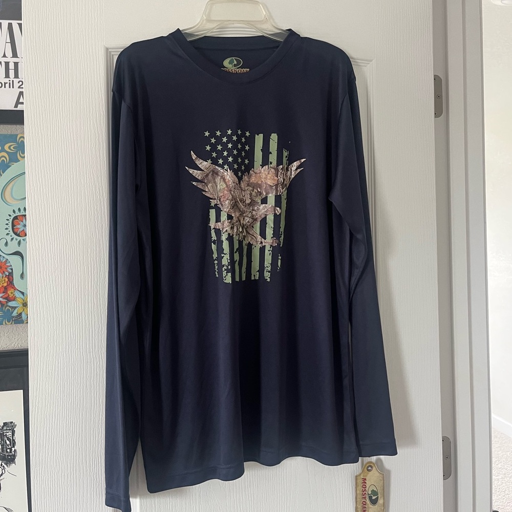 NWT MENS LG - MOSSY OAK LONG SLEEVE FISHING/ BOATING SHIRT. NAVY AMERICAN FLAG